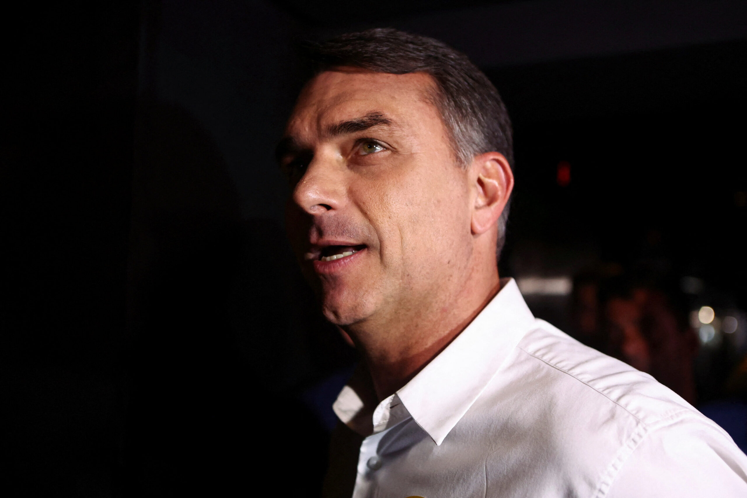 Flávio Bolsonaro deixa o Brasil rumo aos EUA