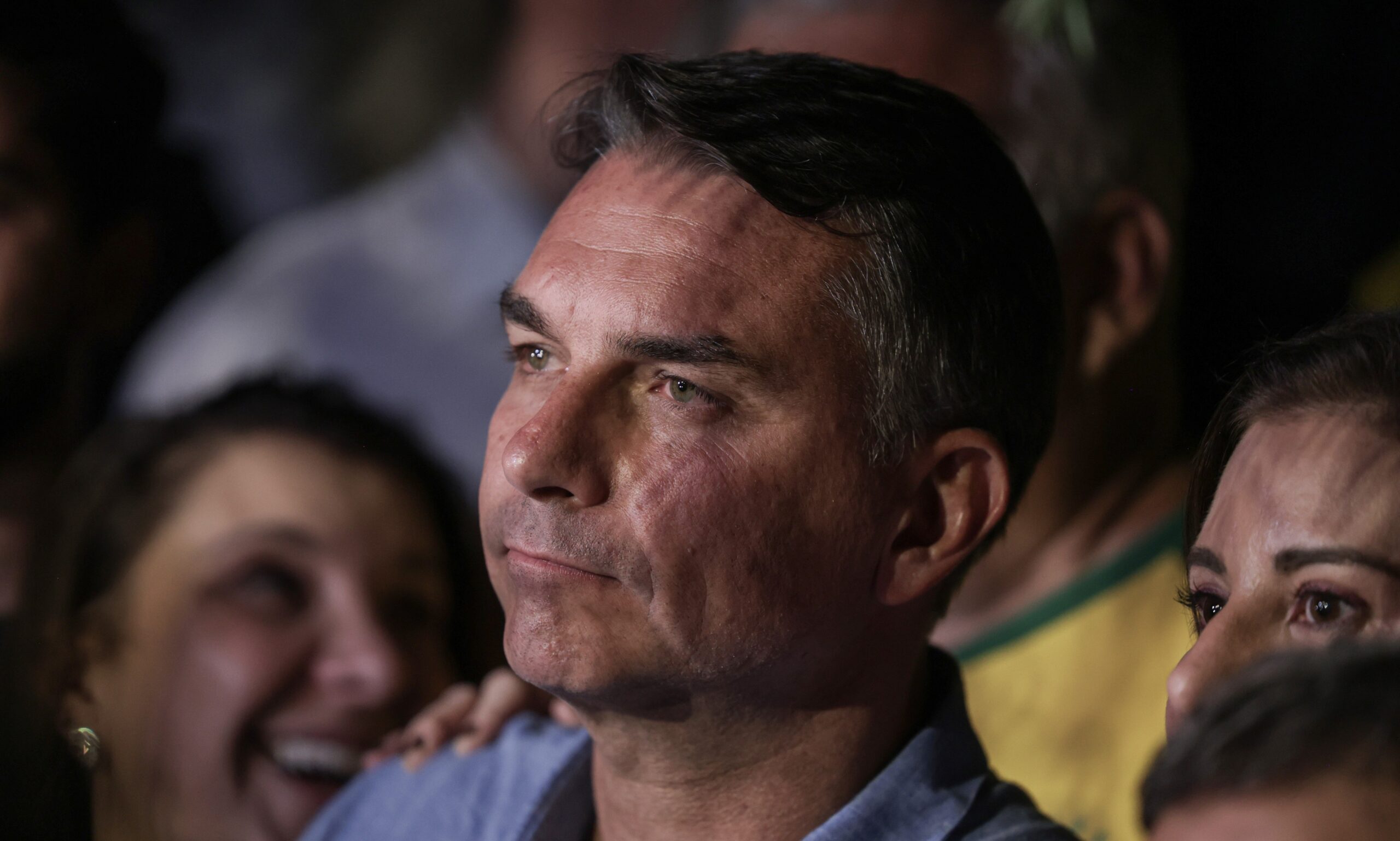 Flávio Bolsonaro processa Janones e Lindbergh por vídeo
