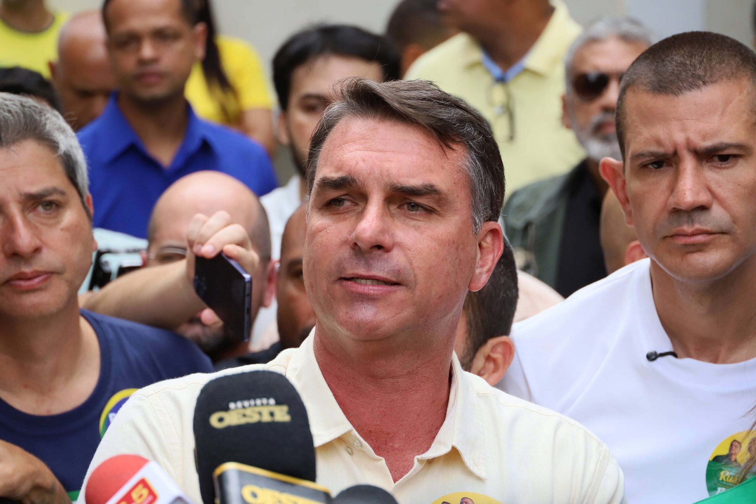 Flávio Bolsonaro promete “arrumar a casa” e critica governo Lula